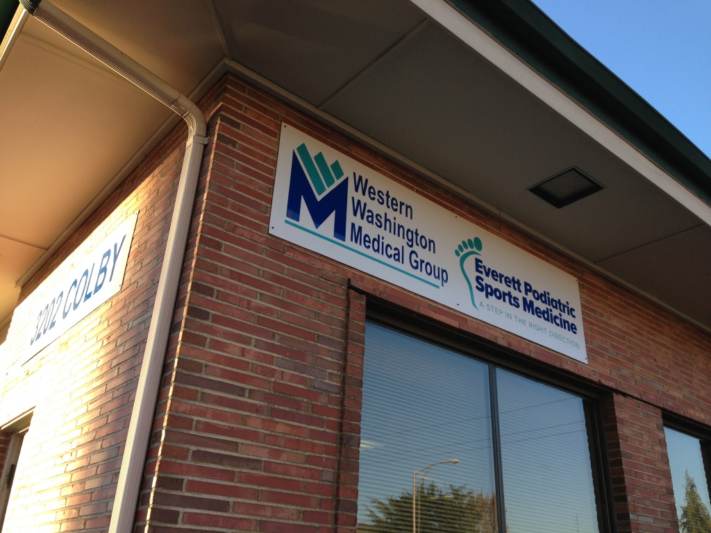 Custom alupanel sign for Everett POdiatric by Vinyl Lab NW Signs & Graphics of Lynnwood